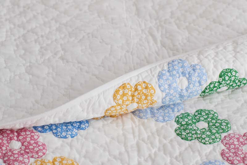 Daisy Patch Quilt - White Multi, Full/Queen