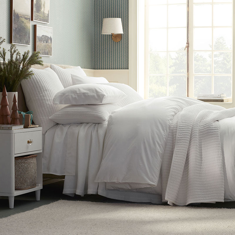 Straight Stitch Velvet Quilt - White, Full/Queen