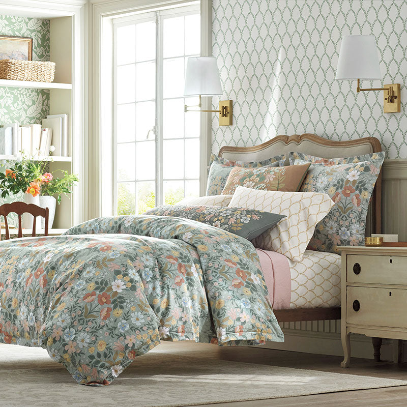 Laurel Traditional Wallpaper - Green, Swatch