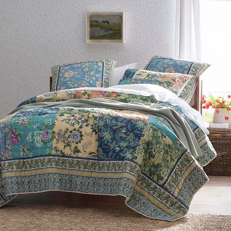 Ava Traditional Wallpaper - Ditsy Floral Natural, Roll