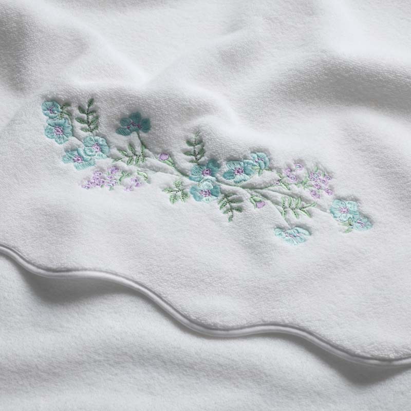 Embroidered Scallop Bath Towel - Flower