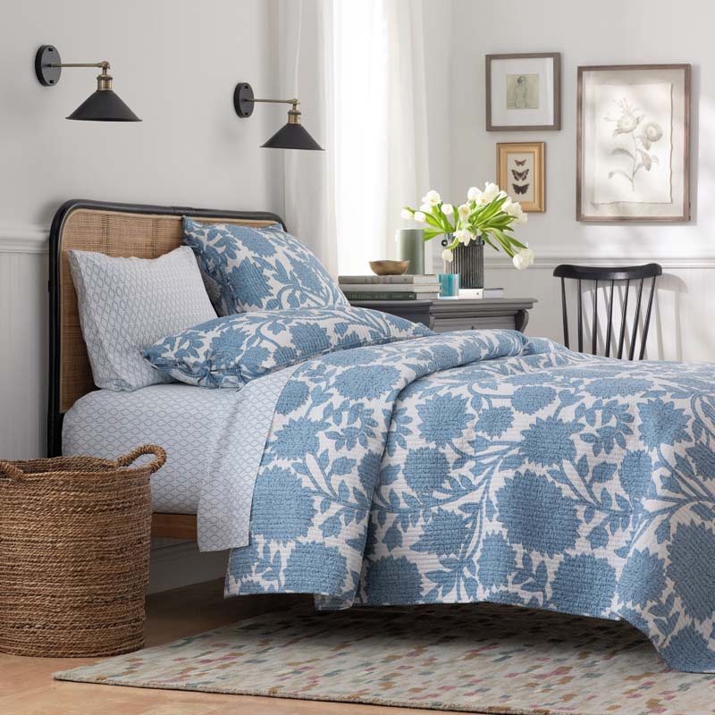 Feliciana Chrysanthemum Reversible Quilt - Blue, King/Cal. King