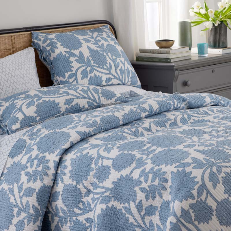 Feliciana Chrysanthemum Reversible Quilt - Blue, Full/Queen