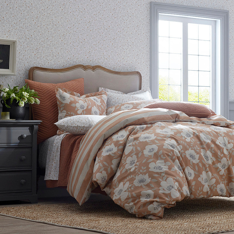 Ava Traditional Wallpaper - Ditsy Floral Clay, Roll