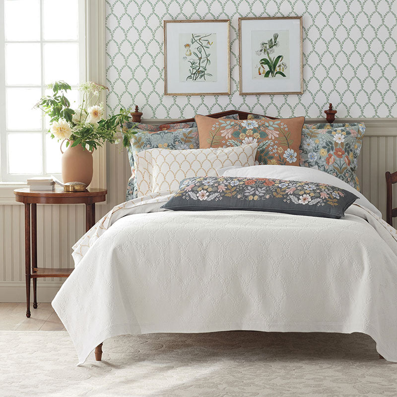Laurel Traditional Wallpaper - Green, Roll