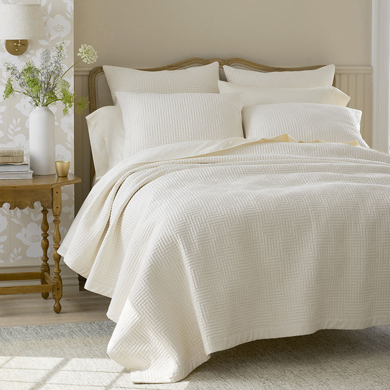 Premium Smooth Cotton Sateen Solid Quilt - Cream, Twin/Twin XL