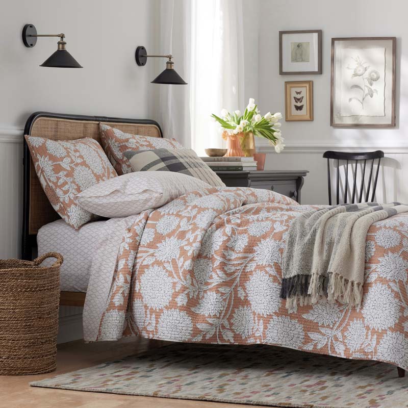 Feliciana Chrysanthemum Reversible Quilt - Clay, Full/Queen