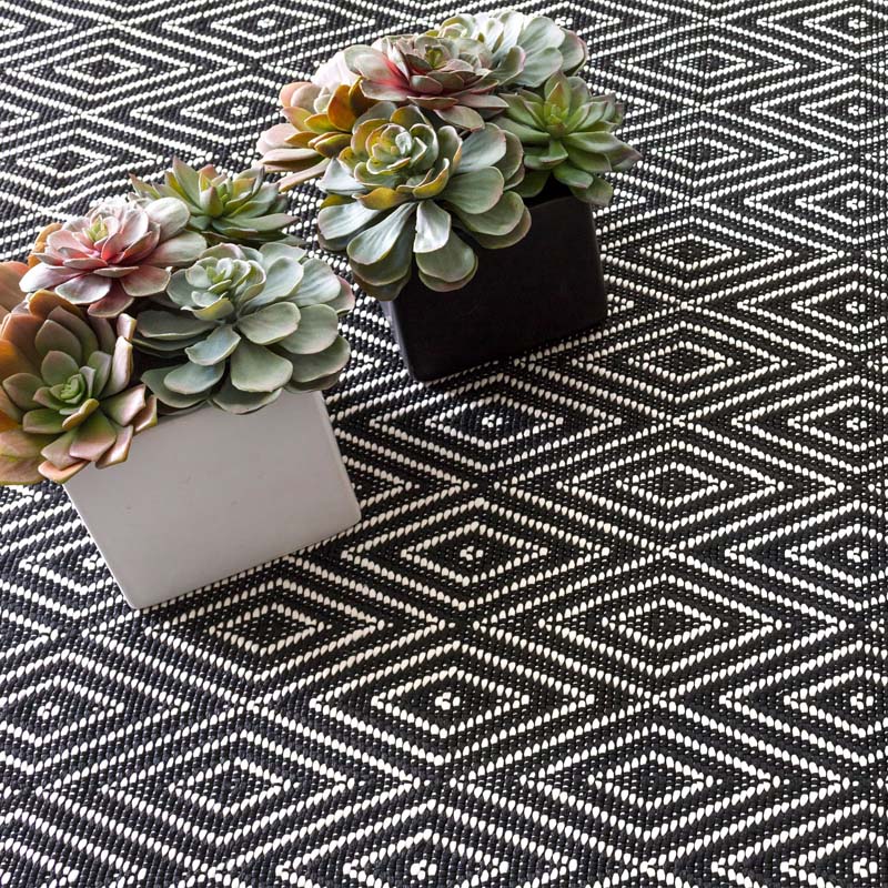 Diamond Handwoven Indoor/Outdoor Rug - Black, 8' x 10'
